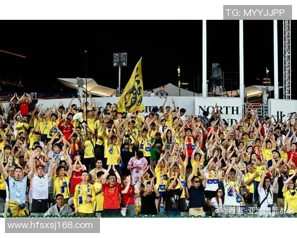 足球巨星与球迷亲密互动现场亲手碰拳引发热烈反响